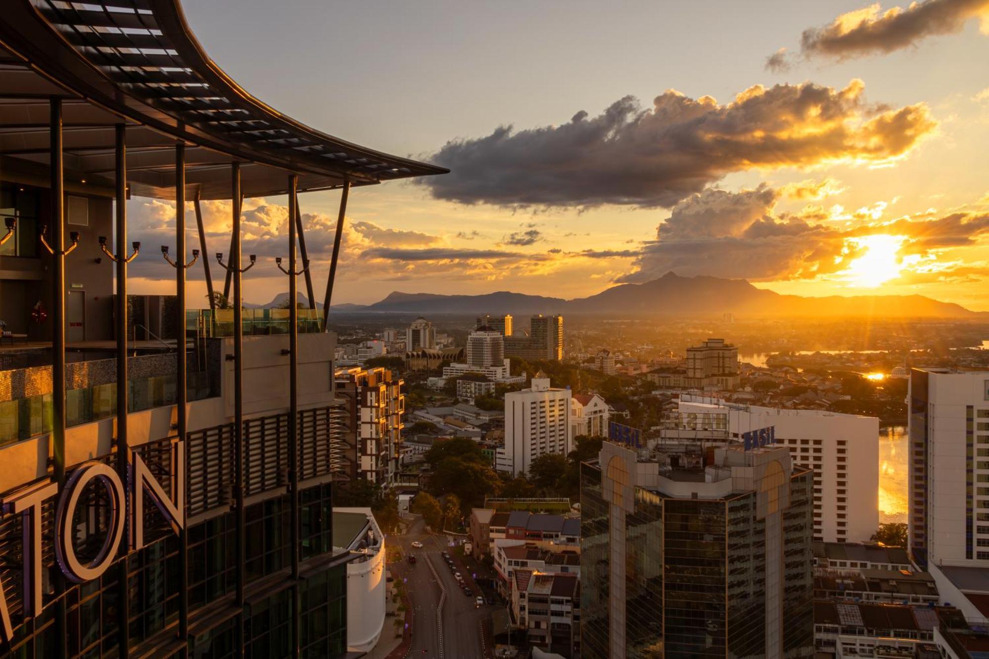 Sheraton Kuching Hotel Экстерьер фото